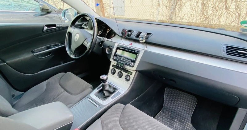 Volkswagen Passat cena 21300 przebieg: 254151, rok produkcji 2009 z Wrocław małe 106